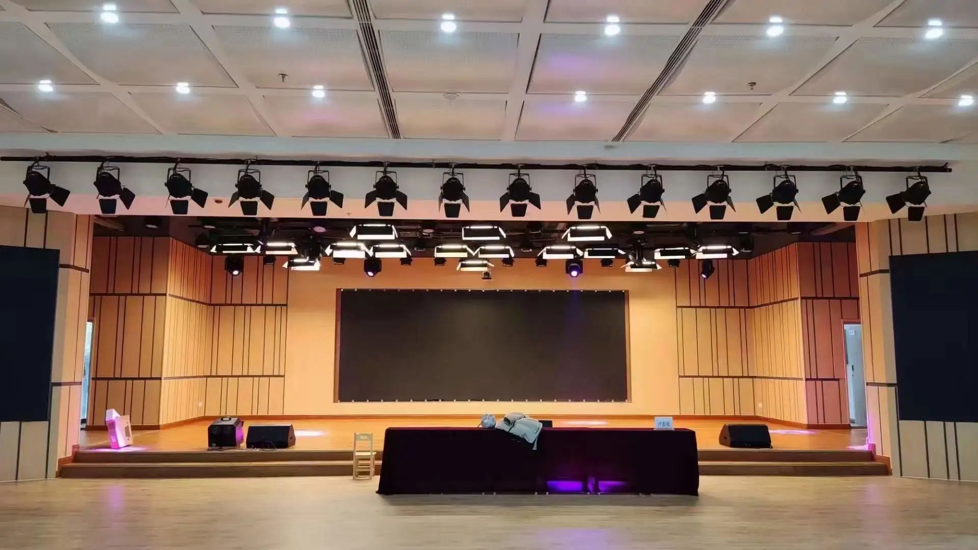 EVO视讯专业灯光音响扩声系统工程产品服务于某学校礼堂！！